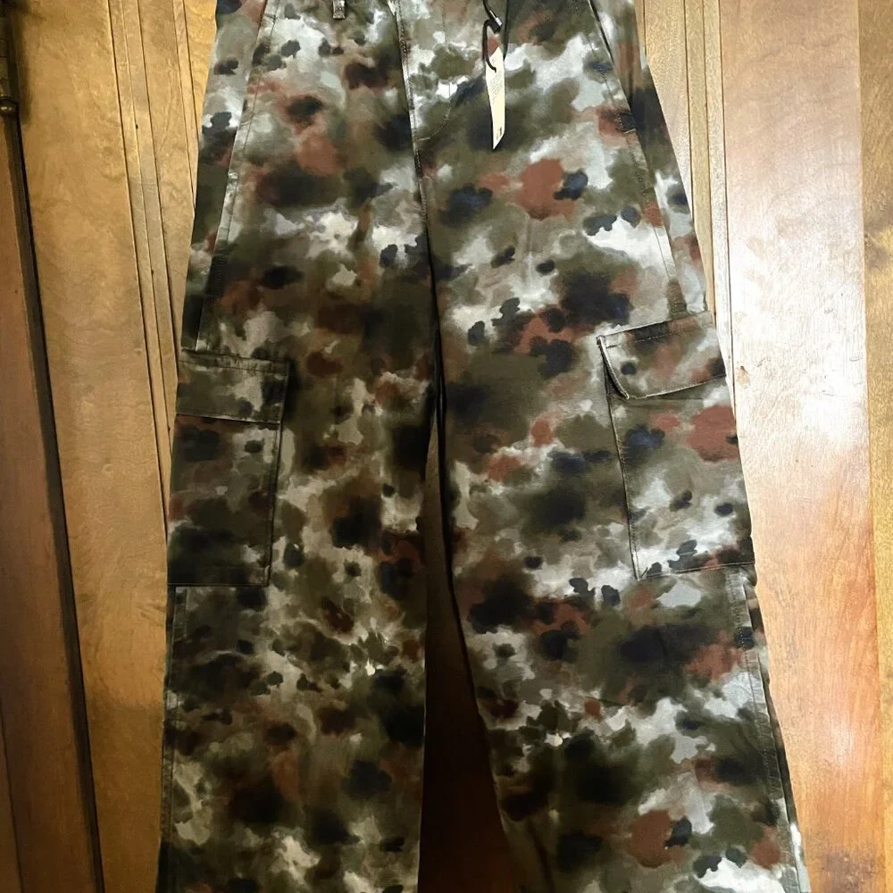 Firm. Levi Strauss / Levi's SIZE 23 X 30 Moss Green Camo Womens Cargo Pants 2023 - Picture 2 of 14
